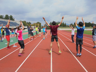 陸上トラックで動き作りを実践