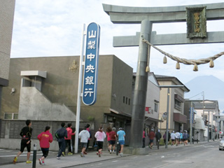 2日目実施の朝ランでは、有志参加の受講者が富士登山競走のコースの一部を浅間神社まで往復しました。