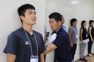 米重修一さんの講義では普段の立ち姿勢についてのアドバイスが行われる場面も