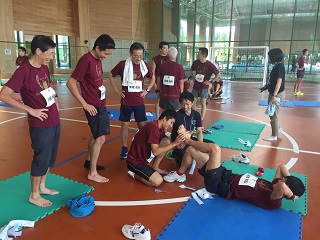 砂川先生の講義にてテーピングの貼り方を実践練習！