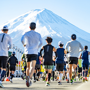 迫力の富士山と湖畔の紅葉！秋の絶景を楽しむ「富士山マラソン」まもなく締切！
