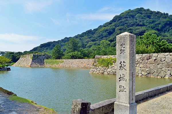 萩藩を治めた毛利氏の居城、萩城跡。現在は指月公園として、石垣と堀の一部が昔の姿をとどめています