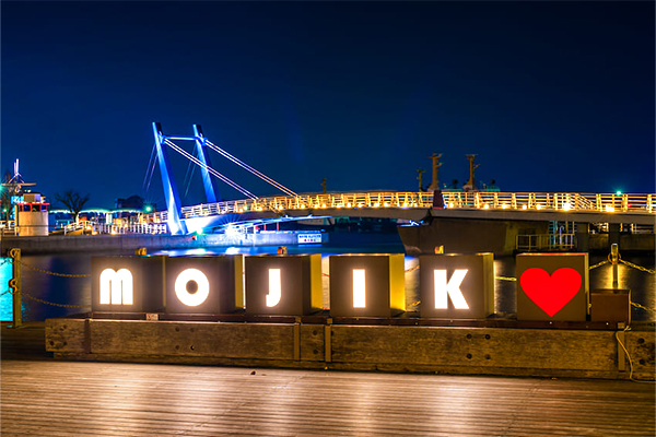 門司港レトロ地区のライトアップとともに、約30万球のイルミが輝く光のイベント「門司港レトロ浪漫灯彩」は10月から3月中旬に開催されます。