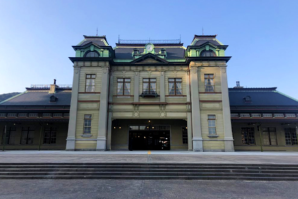 大正3年開業、日本で初めて鉄道の駅として国の重要文化財に指定されたJR門司港駅。ネオルネッサンス様式の駅舎はなんとも素敵です。