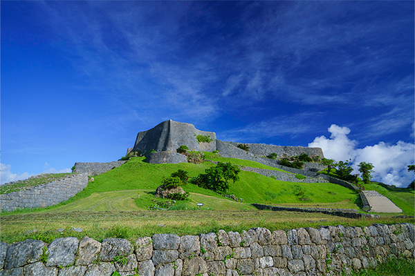 自然の断崖を利用した難攻不落の城と言われる勝連城。城壁は力強くも優雅な曲線が美しい！頂上からは、ブルーに輝く太平洋が一望できます。