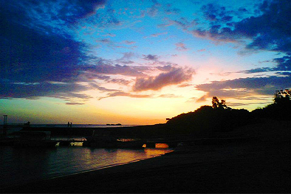 残波岬は沖縄本島で最後に夕陽が沈む場所。残波ビーチから眺める夕陽をご堪能あれ