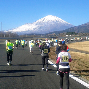 富士山を見上げながらレーシングコースが走れる快感！「富士マラソンフェスタ2023 in FUJI SPEEDWAY」12月17日（日）開催！