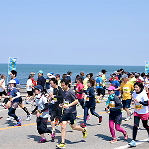 日本海と雪の立山連峰！自然織りなす絶景コースは記録を狙える平坦路「魚津しんきろうマラソン」