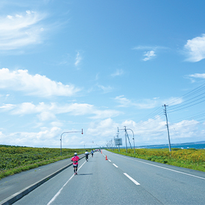 「日本のてっぺん」宗谷岬からスタート！海風香る絶景コースのフルマラソン、日本最北端わっかない平和マラソン