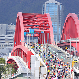 エントリー開始！　中華街を駆け抜け、明石海峡大橋をくぐり、港町を一望。神戸を楽しみ尽くせる神戸マラソン