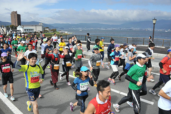 富士山や紅葉の八ヶ岳を望む絶景のフラットな高速コース　「諏訪湖マラソン」エントリー開始！
