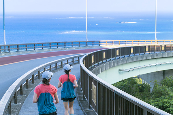 絶景の海、自慢のフード！　沖縄の魅力が詰まった「沖縄100Kウルトラマラソン」