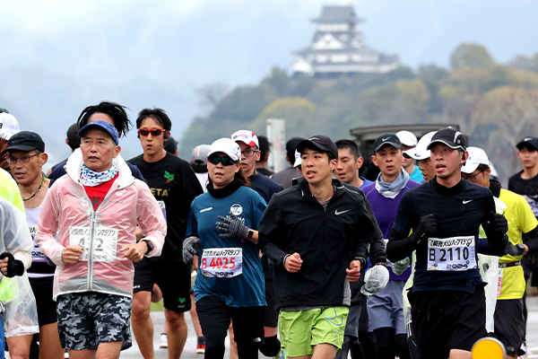 最古の木造天守閣！　国宝・犬山城を仰ぎ見ながら走る「第44回読売犬山ハーフマラソン」開催