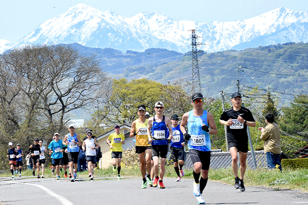 残雪の北アルプスが見守る美しく平坦な信濃路コース。「第27回長野マラソン」で自己ベスト更新！