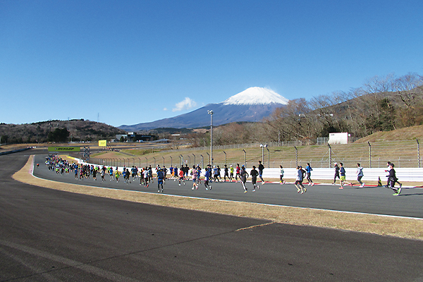 今大会は2月開催に！　富士山を見ながらサーキットを走れる高揚感が格別「富士マラソンフェスタin FUJI SPEEDWAY」