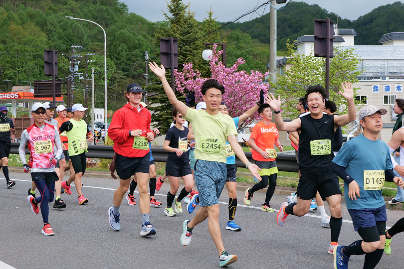 新緑の湖畔、残雪の羊蹄山。洞爺湖マラソン（5月17日開催）エントリー受付中！