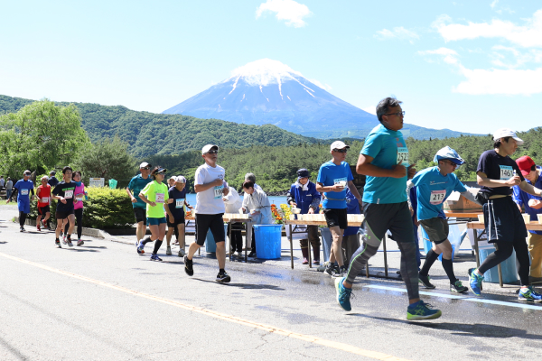 富士山麓、湖畔の美しい景色と高地ならではの気候が魅力！6月のハーフ「西湖ロードレース」