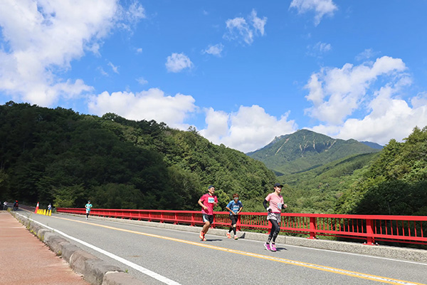 今年は10月25日に開催！標高1400mを走るタフな山岳ロードレース「八ヶ岳高原ハーフマラソン」