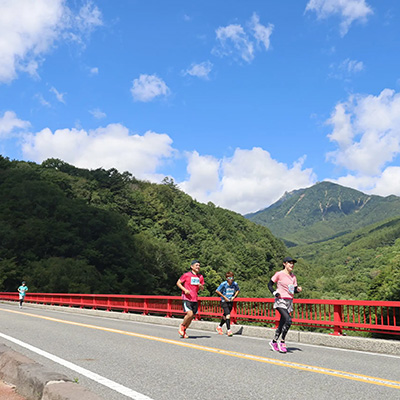 今年は10月25日に開催！標高1400mを走るタフな山岳ロードレース「八ヶ岳高原ハーフマラソン」