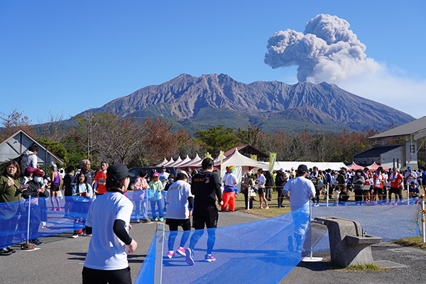 噴煙を上げる桜島へ！　活火山の絶景を駆ける「ランニング桜島」は12月6日開催