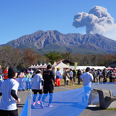 噴煙を上げる桜島へ！　活火山の絶景を駆ける「ランニング桜島」は12月6日開催
