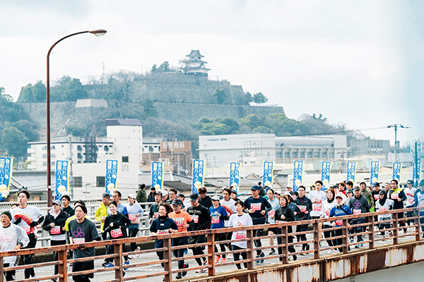 世界屈指の高速コースで自己ベストへ！「香川丸亀国際ハーフマラソン」は2月6日・7日開催