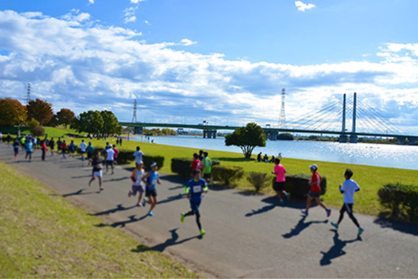 都心から約25分！　湖畔のフラットコースで記録も狙える「戸田マラソンin彩湖2026」は9月17日締切