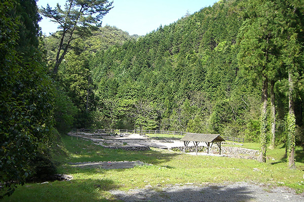 大板山たたら製鉄遺跡。溶鉱炉ができる前は、砂鉄と燃料の木炭を炉に入れ、鞴（ふいご）を用いる「たたら製鉄」が行われていました