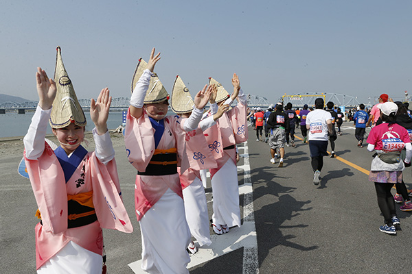 趣向を凝らした応援と徳島グルメのエイド食が好評！「とくしまマラソン2024」3月24日（日）開催