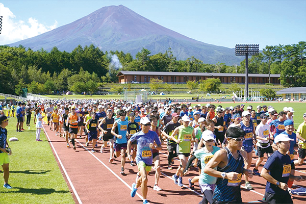 目の前に富士山ドーン！標高1000mの山岳地域を駆け抜ける真夏のハーフ「富士吉田火祭りロードレース」