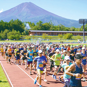 目の前に富士山ドーン！標高1000mの山岳地域を駆け抜ける真夏のハーフ「富士吉田火祭りロードレース」