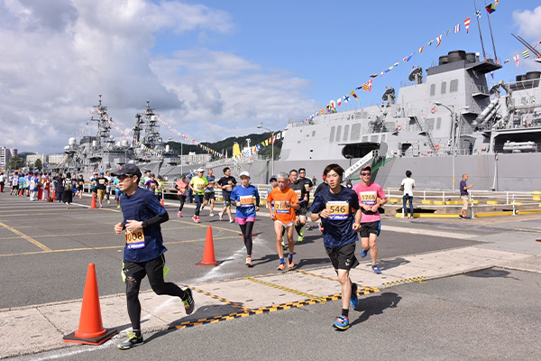 迫力の護衛艦に気分も高揚！舞鶴湾に臨む自衛隊基地を駆け抜ける「舞鶴赤れんがハーフマラソン」