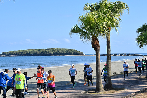 すごいぞ、高校生3000人の応援パワー！南国の海岸線を駆ける「青島太平洋マラソン」