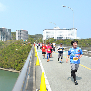 春のお出かけにぴったり！「志摩ロードパーティハーフマラソン」は3/17締切
