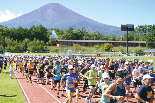 目の前には富士山！標高1000m超を駆ける夏のハーフ「山日YBS富士吉田火祭りロードレース」