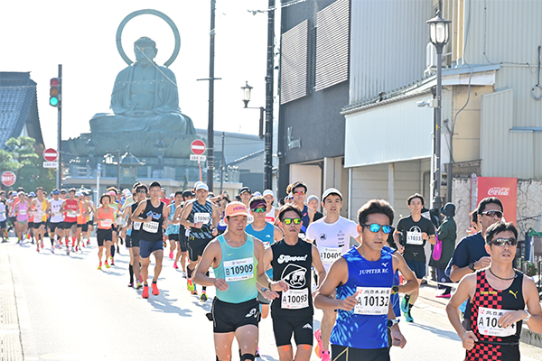 富山湾と立山連峰、高岡大仏と伝統的町並み！壮大な旅ラン「富山マラソン」