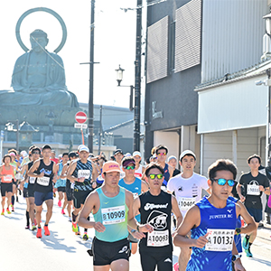 富山湾と立山連峰、高岡大仏と伝統的町並み！壮大な旅ラン「富山マラソン」