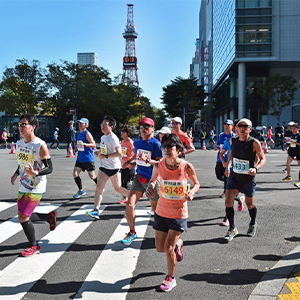 「すすきの」や「大通り公園」を観光ラン！　ひと足早い秋を楽しむ「札幌マラソン」