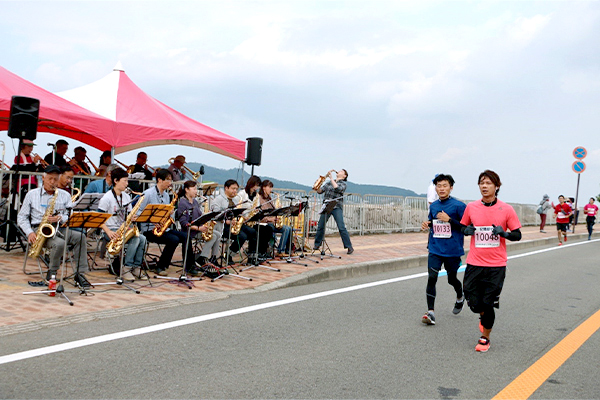ジャズの生演奏がランナーを後押し！絶景の海岸線「和歌の浦」を走る「和歌山ジャズマラソン」