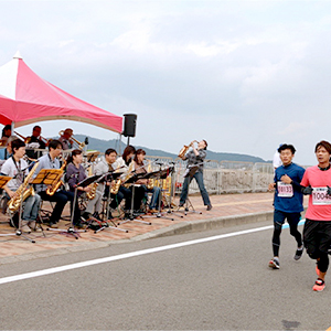 ジャズの生演奏がランナーを後押し！絶景の海岸線「和歌の浦」を走る「和歌山ジャズマラソン」