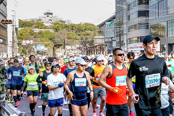熱烈な応援を受け、城へ向かう激坂に挑む！「熊本城マラソン」エントリー開始