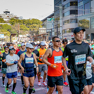 熱烈な応援を受け、城へ向かう激坂に挑む！「熊本城マラソン」エントリー開始