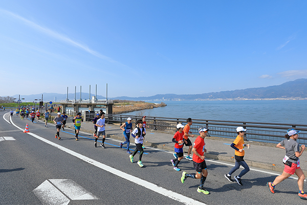 琵琶湖ブルーの絶景と近江グルメが大好評の「びわ湖マラソン2026」エントリー開始！