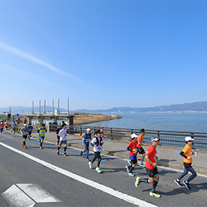 琵琶湖ブルーの絶景と近江グルメが大好評の「びわ湖マラソン2026」エントリー開始！