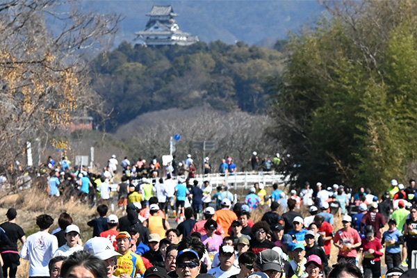  国宝・犬山城を望むフラットコースで自己ベストへ！「読売犬山ハーフマラソン」は2月28日開催