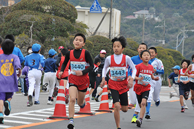 小学生種目もあり。気軽に参加できる「ひょっとこの部」もあるので、まさに皆が楽しめる大会！