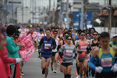 コースはフラットな日本陸連公認コース。タイム狙いのランナーも多い