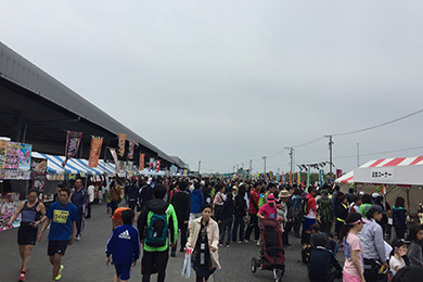 会場内には物販ブースが多数出店。「黒はんぺん」など味わってみては