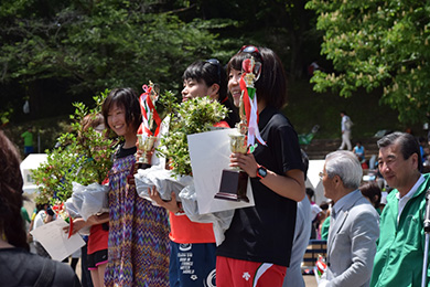 入賞者には「さつき鉢植え」を、また鹿沼市外から参加されるランナーには「さつきの苗木」がプレゼントされる