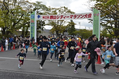 親子種目からハーフマラソンまで、幅広い走力・年齢層のランナーが楽しめる